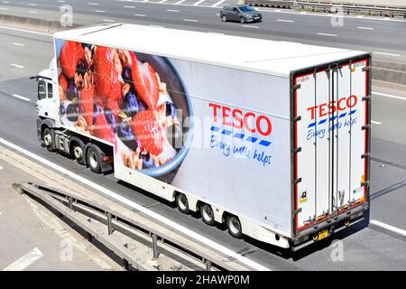 Tesco supermercato commercio al dettaglio rimorchio lato posteriore aereo vista alimentare pubblicità grafica bianco camion hgv guida lungo la strada autostradale inglese UK Foto Stock