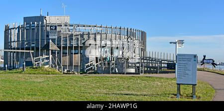 Essex Wildlife Trust Thameside Nature Reserve & Discovery Park centro visitatori edificio segno & area giochi per bambini sul vecchio sito di discarica Cory Mucking Regno Unito Foto Stock