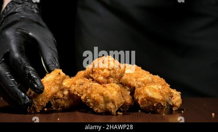 Cool belli freschi cotti succosa ali di pollo in panatura. Buffalo ali stese sul cibo piastra bianca nella tabella. Molto gustosa e bella. Cottura con Foto Stock