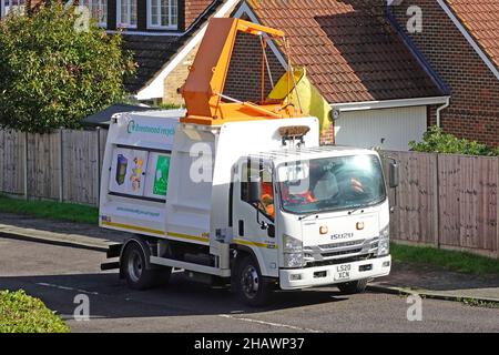 Camion urbano Isuzu dotato di accesso al tetto per sollevamento idraulico per la raccolta di cassonetto per cassonetto per cassonetto domestico riciclaggio rifiuti alimentari Inghilterra UK Foto Stock