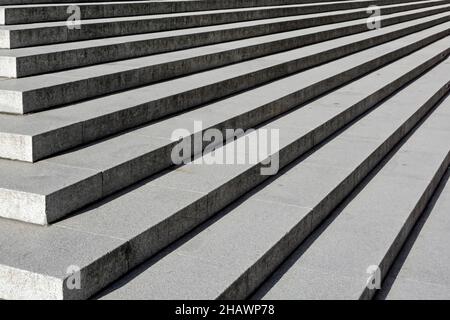 Lunghe linee dritte di receding ampie superfici in pietra pulita al sole e riser in scala ombra immagine del concetto per salire in cima a City of London Inghilterra UK Foto Stock