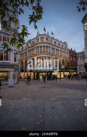 Negozio Jarrold a Norwich City con spettacolari luci di natale al tramonto con gli amanti dello shopping a piedi Foto Stock