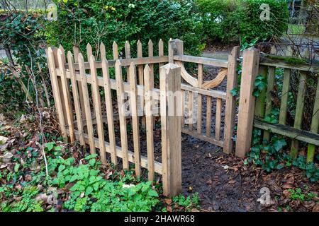 Complesso di porte in legno a baciare costruito a mano attraverso un sentiero pubblico, Suffolk, Regno Unito Foto Stock