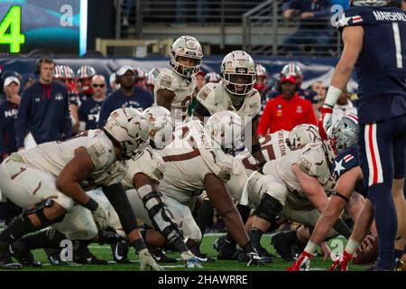 Rutherford orientale, Stati Uniti d'America. 11 dicembre 2021. I giocatori di football dell'Accademia militare degli Stati Uniti sul campo durante la partita annuale di football dell'esercito-marina al MetLife Stadium 11 dicembre 2021 a East Rutherford, New Jersey. L'Accademia Navale degli Stati Uniti Midshipmen sconfisse i Cavalieri neri dell'esercito 17-13 nella loro matchup del 122nd. Credit: CDT Tyler Williams/US Army/Alamy Live News Foto Stock