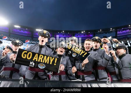 Rutherford orientale, Stati Uniti d'America. 11 dicembre 2021. I midshipmen dell'accademia militare degli Stati Uniti che acclamano durante la partita annuale di football dell'esercito-marina al MetLife Stadium 11 dicembre 2021 a East Rutherford, New Jersey. L'Accademia Navale degli Stati Uniti Midshipmen sconfisse i Cavalieri neri dell'esercito 17-13 nella loro matchup del 122nd. Credit: CDT Tyler Williams/US Army/Alamy Live News Foto Stock