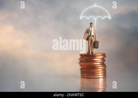 Uomo in miniatura in piedi sotto un ombrello illuminato in cima a un mucchio di monete con cielo nuvoloso Foto Stock