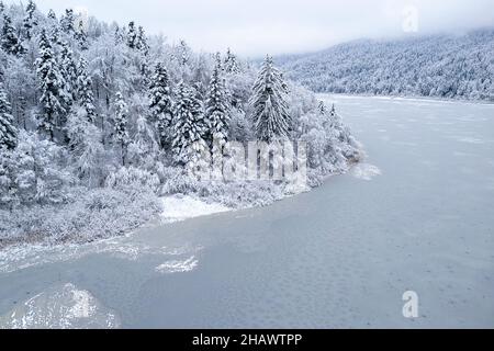 Ghiacci sulla superficie di un lago ghiacciato, lago di Cerknica, Slovenia Foto Stock