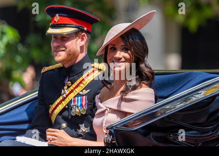 Meghan Markle, duchessa del Sussex, e il principe Harry, duca del Sussex in carrozza sul Mall, Londra, per Trooping il colore 2018. Abbigliamento alla moda Foto Stock