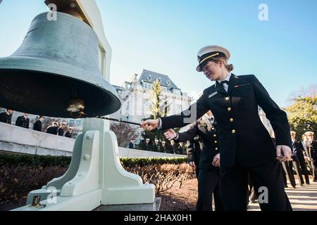 Annapolis, Stati Uniti d'America. 13 dicembre 2021. Il centrocampista della U.S. Naval Academy partecipa alla cerimonia semestrale di campaniling nel cortile di Tecumseh per celebrare la loro vittoria sull'Esercito nella partita annuale di calcio dell'Esercito-Marina 13 dicembre 2021 ad Annapolis, Maryland. L'Accademia Navale degli Stati Uniti Midshipmen sconfisse i Cavalieri neri dell'esercito 17-13 nella loro matchup del 122nd. Credit: M4C Jarrod Schad/US Navy/Alamy Live News Foto Stock