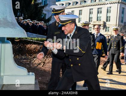 Annapolis, Stati Uniti d'America. 13 dicembre 2021. Il centrocampista della U.S. Naval Academy partecipa alla cerimonia semestrale di campaniling nel cortile di Tecumseh per celebrare la loro vittoria sull'Esercito nella partita annuale di calcio dell'Esercito-Marina 13 dicembre 2021 ad Annapolis, Maryland. L'Accademia Navale degli Stati Uniti Midshipmen sconfisse i Cavalieri neri dell'esercito 17-13 nella loro matchup del 122nd. Credit: MCS Jordyn Diomede/US Navy/Alamy Live News Foto Stock