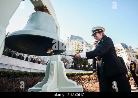 Annapolis, Stati Uniti d'America. 13 dicembre 2021. Il centrocampista della U.S. Naval Academy partecipa alla cerimonia semestrale di campaniling nel cortile di Tecumseh per celebrare la loro vittoria sull'Esercito nella partita annuale di calcio dell'Esercito-Marina 13 dicembre 2021 ad Annapolis, Maryland. L'Accademia Navale degli Stati Uniti Midshipmen sconfisse i Cavalieri neri dell'esercito 17-13 nella loro matchup del 122nd. Credit: M4C Jarrod Schad/US Navy/Alamy Live News Foto Stock