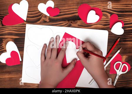 diy di San Valentino. Istruzioni passo per passo per San Valentino fatto a mano. Regalo artigianale, piatto. Punto 2. Cerchiate il motivo trasferendo il disegno di Hear Foto Stock