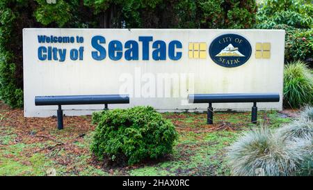 SeaTac, WA, USA - 07 dicembre 2021; insegna per la città di SeaTac nello stato di Washington. Il logo presenta un aeromobile per l'aeroporto internazionale Foto Stock