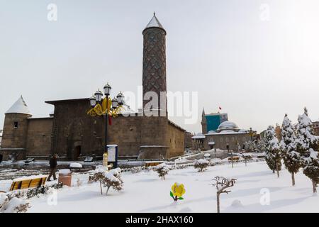 Vista innevata della medrese Yakutiye, ora utilizzata come museo dedicato all'etnografia e all'arte turca e islamica Erzurum, Anatolia orientale, Turchia Foto Stock