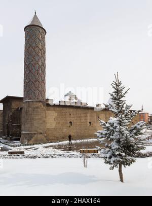 Vista innevata della medrese Yakutiye, ora utilizzata come museo dedicato all'etnografia e all'arte turca e islamica Erzurum, Anatolia orientale, Turchia Foto Stock