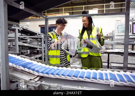 Ruth Lewy (curatore di Guardian saturday Mag) (a sinistra) e Mylene Sylvestre (direttore editoriale Guardian) superstite il nuovo Guardian Saturday Magazine Foto Stock