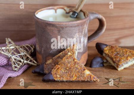 Mini bar tedeschi a nocciola su legno di panetteria di Natale Foto Stock