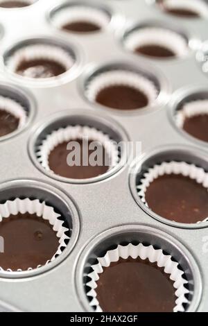 Il cioccolato di cottura mini tortine su pirottini di pan. Foto Stock