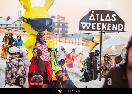 gente che balla alla festa dopo la giornata dello snowboard. stazione sciistica. vacanza invernale. weekend dell'atlante Foto Stock