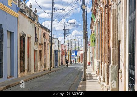 Strada stretta con case in stile coloniale spagnolo nel centro storico della città Camagüey sull'isola Cuba, Caraibi Foto Stock