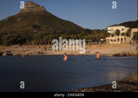 La piscina di marea nel sobborgo costiero di Camp's Bay di Città del Capo attira sia la gente del posto che i turisti per le sue acque calme e i benefici di una nuotata in acqua fredda Foto Stock