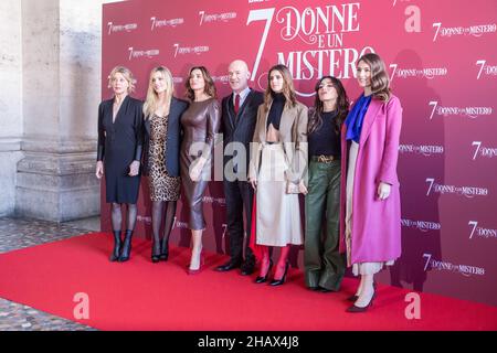 15 dicembre 2021, Roma, RM, Italia: Cast partecipa alla fotocellula del film ''7 Donne e un Mistero'' a Roma (Credit Image: © Matteo Nardone/Pacific Press via ZUMA Press Wire) Foto Stock