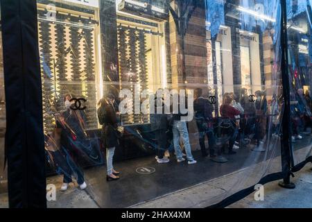 Linea di acquirenti nel quartiere Soho di New York in attesa di entrare nel negozio Chanel sabato 11 dicembre 2021. Nonostante i problemi della catena di fornitura e le nuove varianti di Covid, gli analisti prevedono che i consumatori spenderanno il 6,7% in più rispetto al 2020. (© Richard B. Levine) Foto Stock