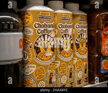 Caffè freddo marca Chobani, con latte d'avena, in un supermercato a New York martedì 7 dicembre 2021. Le vendite di caffè pronto per bevande negli Stati Uniti sono cresciute a due cifre. (© Richard B. Levine) Foto Stock