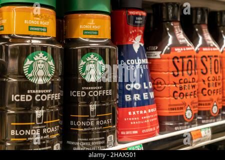 Marche di caffè freddo concentrato in un supermercato a New York martedì 7 dicembre 2021. Le vendite di caffè pronto per bevande negli Stati Uniti sono cresciute a due cifre. (© Richard B. Levine) Foto Stock