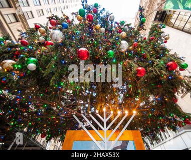 L'albero di Natale della Borsa di New York domina il loro Hanukkah Menorah a Lower Manhattan a New York venerdì 3 dicembre 2021. (© Richard B. Levine) Foto Stock