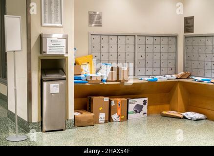 La generosità dello shopping online è sparso attraverso l'area della mailbox in un edificio di appartamenti a New York il Martedì 8 dicembre 2021. (© Richard B. Levine) Foto Stock