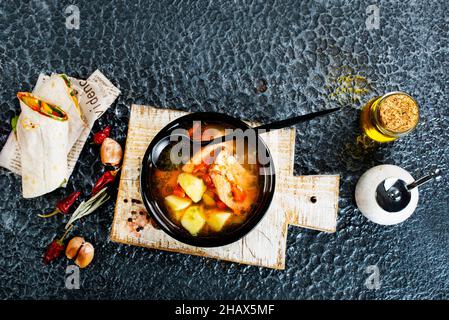 zuppa di pesce, zuppa con salmone, cibo dietetico Foto Stock