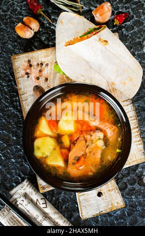 zuppa di pesce, zuppa con salmone, cibo dietetico Foto Stock