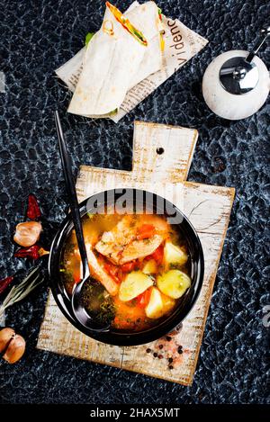 zuppa di pesce, zuppa con salmone, cibo dietetico Foto Stock