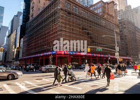 Il caratteristico spazio di spettacolo Carnegie Hall a New York, avvolta in ponteggi, Domenica 12 dicembre 2021. La sala è considerata uno dei migliori spazi di spettacolo al mondo e ha ispirato lo scherzo, 'Q: Come si arriva a Carnegie Hall?; A: Pratica, pratica.' (© Richard B. Levine) Foto Stock