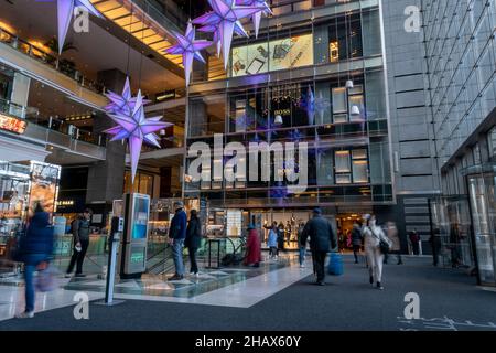 La folla tra le decorazioni natalizie al Deutsche Bank Center di Columbus Circle a New York domenica 12 dicembre 2021. Il complesso era in precedenza il Time Warner Center. (© Richard B. Levine) Foto Stock