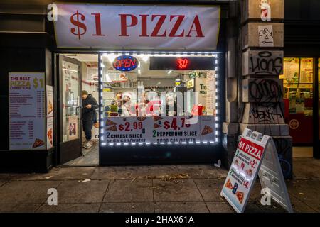 Hungry Santacon ha partecipato a una pizzeria di dollari a New York sabato 11 dicembre 2021. SantaCon, principalmente un giro di bar a Babbo Natale e altri costumi legati al Natale, attrae migliaia di masqueraders che vanno da bar a bar. (© Richard B. Levine) Foto Stock