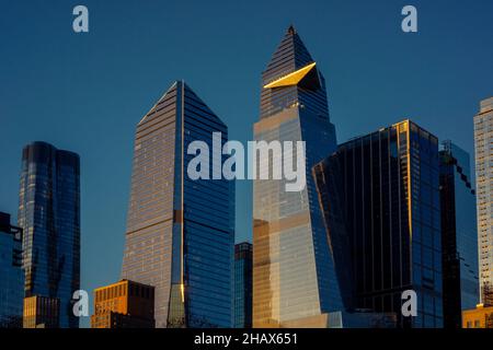 10 Hudson Yards, a sinistra, 30 Hudson Yards, centro e altri cantieri di Hudson Yards sviluppo a New York Domenica 12 dicembre 2021. (© Richard B. Levine) Foto Stock