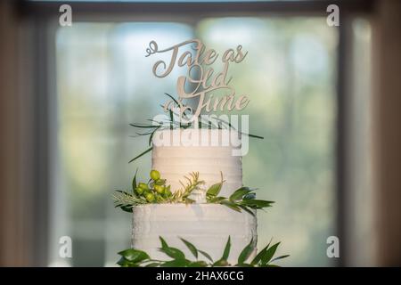 Torta nuziale a tre livelli bianca Beautiful con storia antica come il topper della torta del tempo Foto Stock