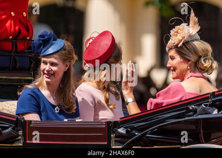 Lady Louise Windsor in una carrozza con la Principessa Eugenie e Sophie, contessa di Wessex durante Trooping the Color 2018. Giovane femmina reale Foto Stock