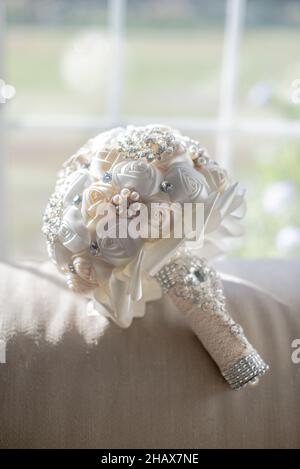 Bouquet di brace con perle e gioielli Foto Stock