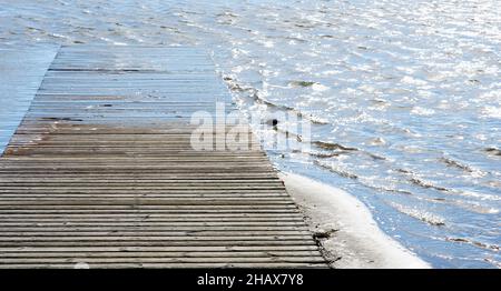 Passerella allagata in un laghetto a Castelldefels, Barcellona, Catalunya, Spagna, Europa Foto Stock