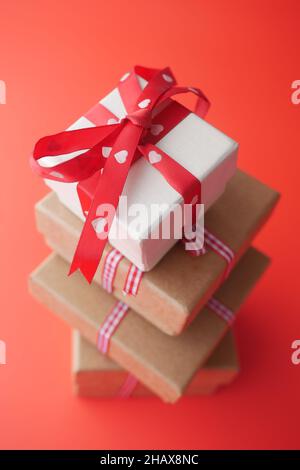 primo piano della scatola del regalo fatta in casa sul tavolo Foto Stock