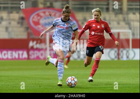 Monaco di Baviera, Germania. 15th Dic 2021. Monaco di Baviera, Germania, dicembre 15th 2021: Karolina Lea Vilhjalmsdottir (23 FC Bayern Monaco di Baviera) e Cloe Lacasse (20 Benfica Lisbona) durante la fase UEFA Womens Champions League Group tra il FC Bayern Monaco di Baviera e Benfica Lisbona al Campus FC Bayern di Monaco di Baviera, Germania. Sven Beyrich/SPP Credit: SPP Sport Press Photo. /Alamy Live News Foto Stock