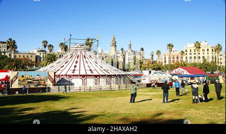 Circo nei giardini di Moll de la Fusta a Barcellona, Catalunya, Spagna, Europa Foto Stock