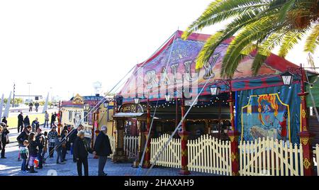 Circo nei giardini di Moll de la Fusta a Barcellona, Catalunya, Spagna, Europa Foto Stock