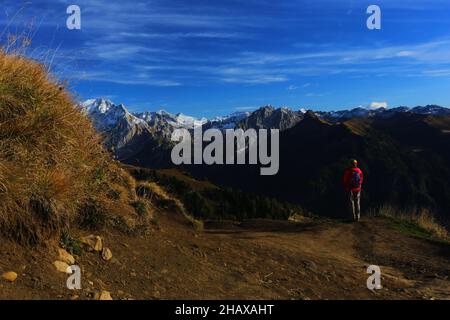 Dolomiten, schöne Frau wandert auf Berge und Felsen am Langkofel, Sasso lungo mit Blick und Aussicht auf die Marmolada, Marmolata in Südtirol Foto Stock