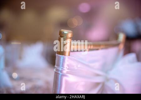 Sedie chiavari dorate con archi rosa e nastri alla cerimonia di nozze del country club Foto Stock