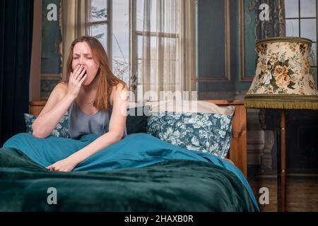 Donna addormentata in brutto sbadiglio. Persona stanca durante il risveglio duro il Lunedi mattina. Foto Stock