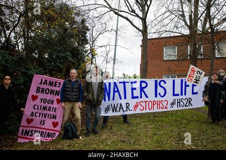 Londra, Regno Unito. 15th dicembre 2021. Stop HS2 gli attivisti posano con striscioni fuori Uxbridge Magistrates Court. Gli attivisti includono l'ex paralimpiano miope James Brown e il compagno di attivista 'Jimmy' (entrambi al centro a sinistra) Che apparivano in tribunale accusati di danni criminali dopo aver presumibilmente arrampicato un carro di perforazione da utilizzare per il progetto ferroviario ad alta velocità del HS2 nel febbraio 2020 al fine di sensibilizzare i rischi derivanti dal lavoro infrastrutturale all'approvvigionamento idrico di Londra dalla falda acquifera di gesso al di sotto della valle di Colne. Il caso è stato rinnegato fino al febbraio 2022. Credito: Mark Kerrison/Alamy L Foto Stock